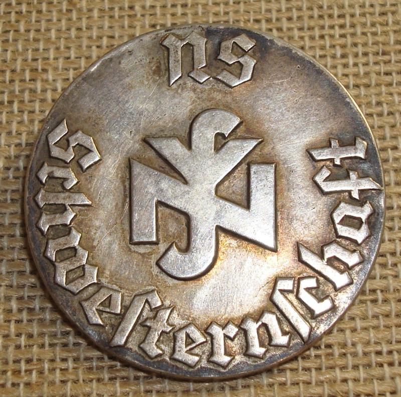 WWII GERMAN NATIONALSOZIALISTISCHE SCHWESTERNSCHAFT / NSS BROOCH